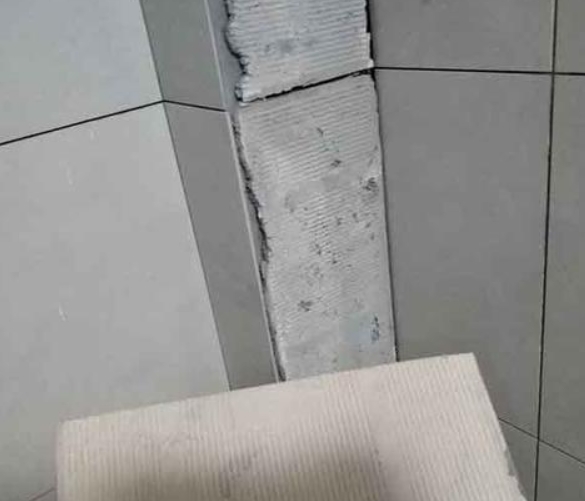 遵化瓷砖空鼓维修公司分享下厨房瓷砖脱落的补救措施。